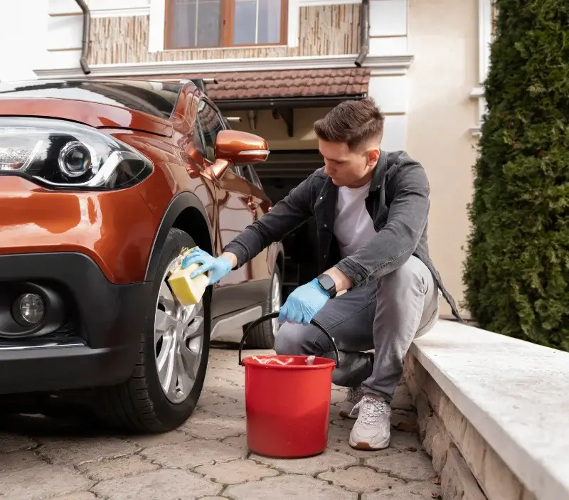 Lavage auto à domicile Saint-Jacques-en-Valgodemard : professionnel intervenant sur un véhicule